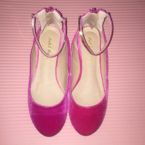 🎀 Pink Velvet Flats 🎀 - Picture 1 of 6